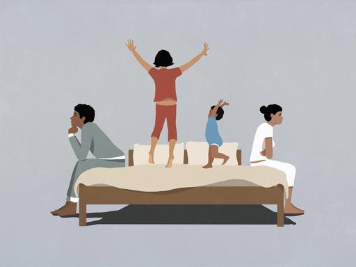 Kinder spielen und springen auf einem Bett, während die Eltern frustiert auf der Bettkante sitzen.