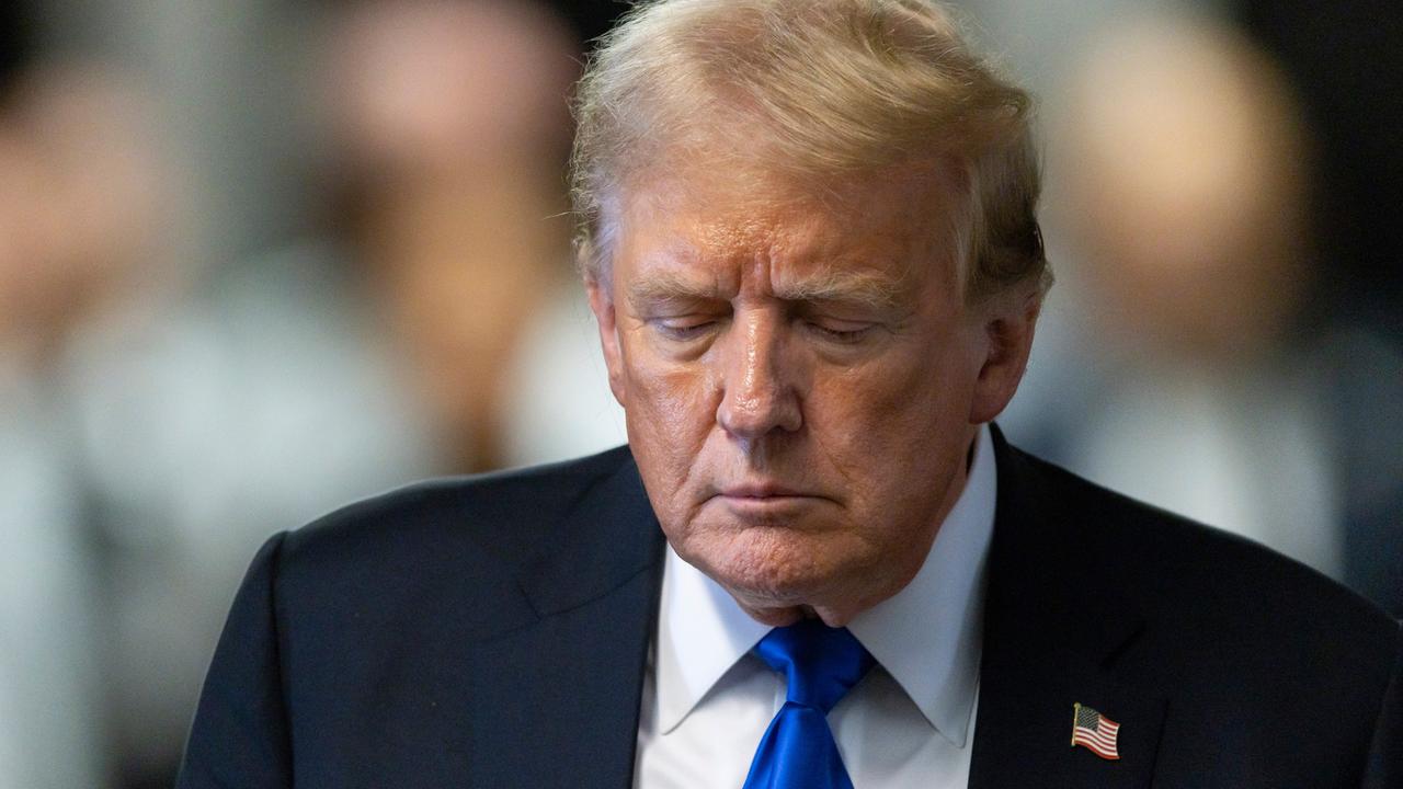 US-Präsidentschaftskandidat Donald Trump nach Verlassen des Gerichtsverfahrens mit geschlossenen Augen. 