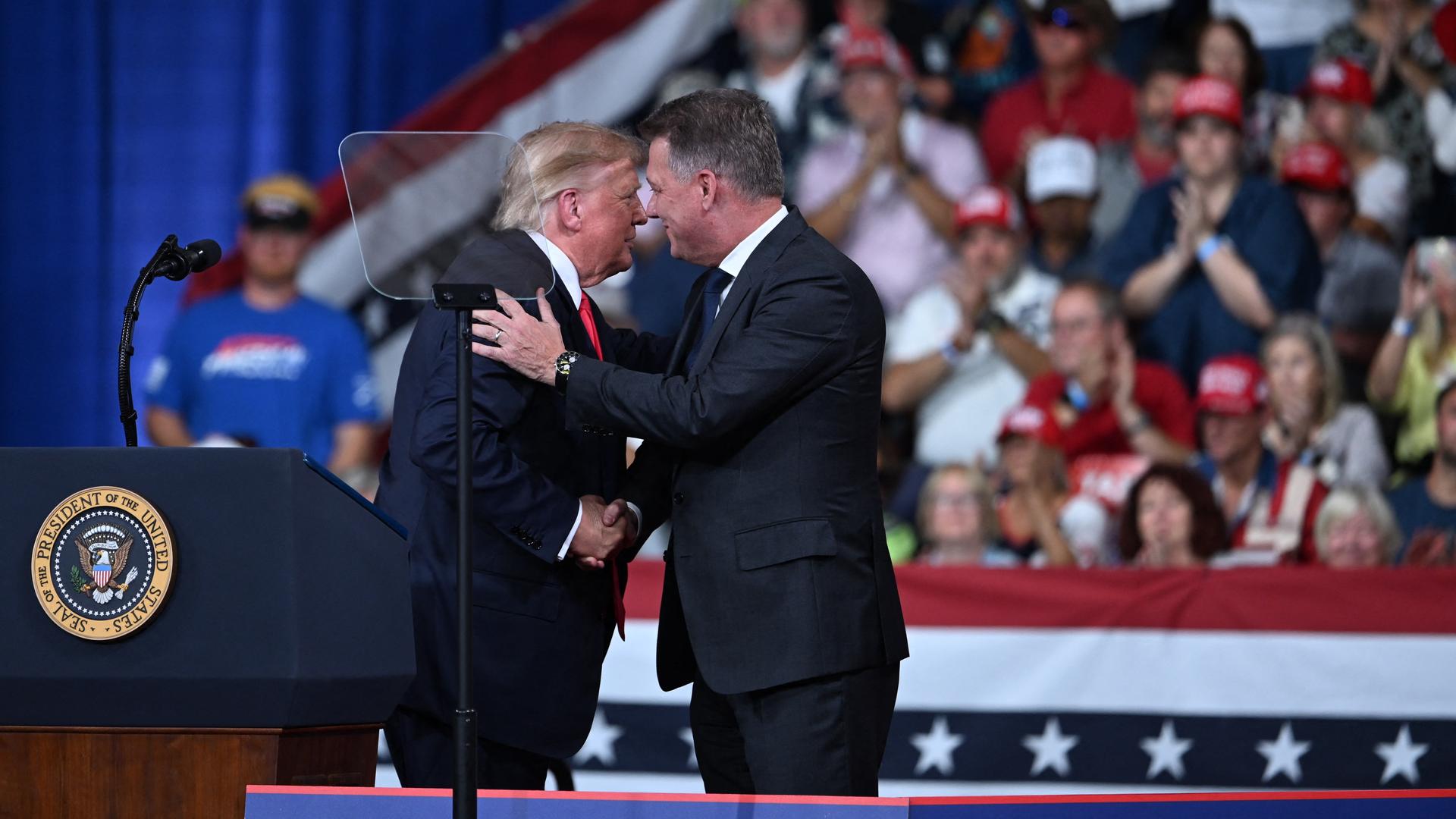 US-Präsident Donald Trump begrüßt den Vorstandsvorsitzenden der Audi AG, Gernot Doellner, bei einer Wahlkampfveranstaltung im Vorfeld der Zwischenwahlen in Georgia, am 24. Oktober 2026.