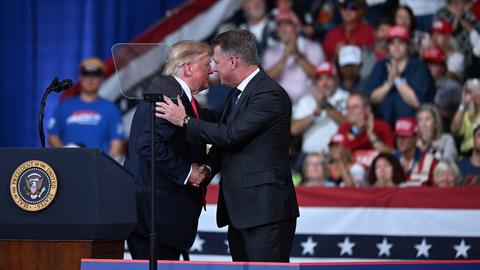 US-Präsident Donald Trump begrüßt den Vorstandsvorsitzenden der Audi AG, Gernot Döllner, bei einer Wahlkampfveranstaltung im Vorfeld der Zwischenwahlen in Georgia.