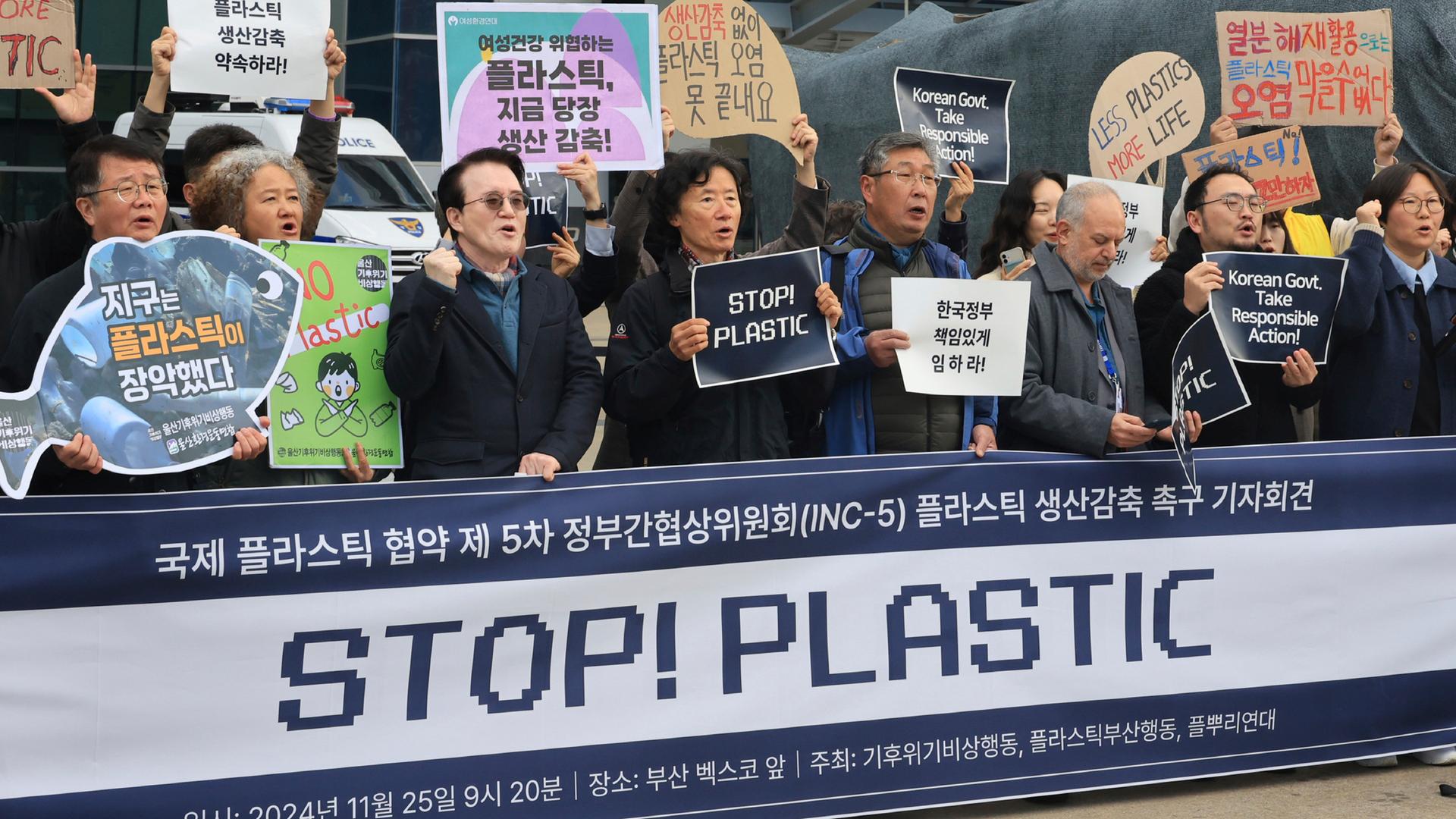 Umweltaktivistien stehen mit einem großen "Stopp-Plastik"-Transparent vor dem Tagungsort des UNO-Plastikabkommens im südkoreanischen Busan.South Korea, Monday, Nov. 25, 2024. (Cha Keun-ho/Yonhap via AP)