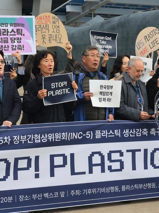 Umweltaktivistien stehen mit einem großen "Stopp-Plastik"-Transparent vor dem Tagungsort des UNO-Plastikabkommens im südkoreanischen Busan.South Korea, Monday, Nov. 25, 2024. (Cha Keun-ho/Yonhap via AP)