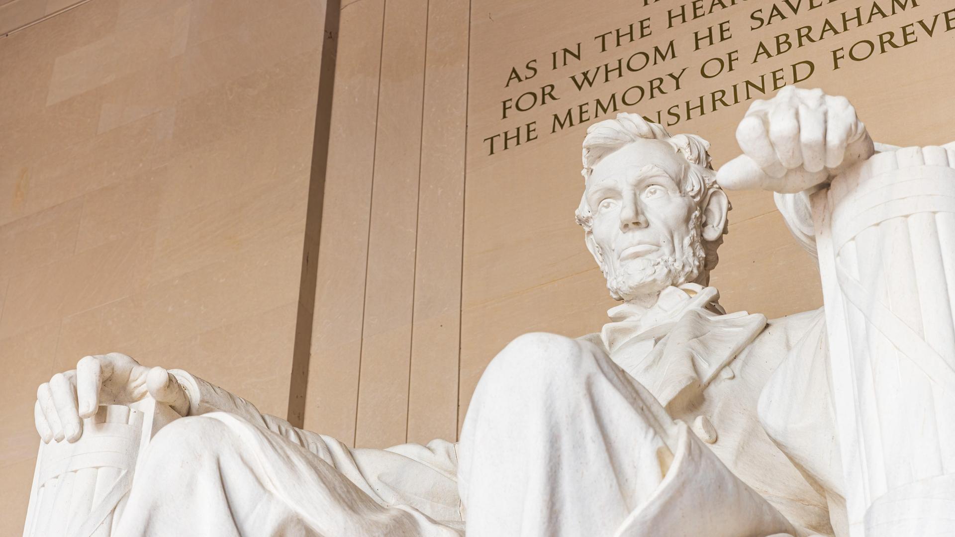 Die berühmte weiße Statue des Abraham Lincoln im Lincolm Memorial in Washington D.C.