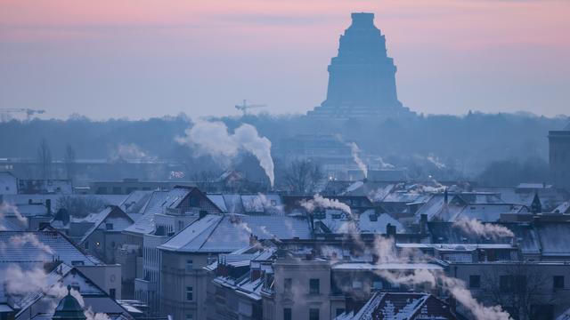 Qualm und Dampf steigt aus zahllosen Schornsteinen und Abzügen an einem kalten Wintermorgen in der Leipziger Südvorstadt, auf im Hintergrund das Völkerschlachtdenkmal. In Sachsen sind die Temperaturen in der Nacht zum Donnerstag eisig kalt gewesen. In den nächsten Tagen soll es weiter frostig bleiben.