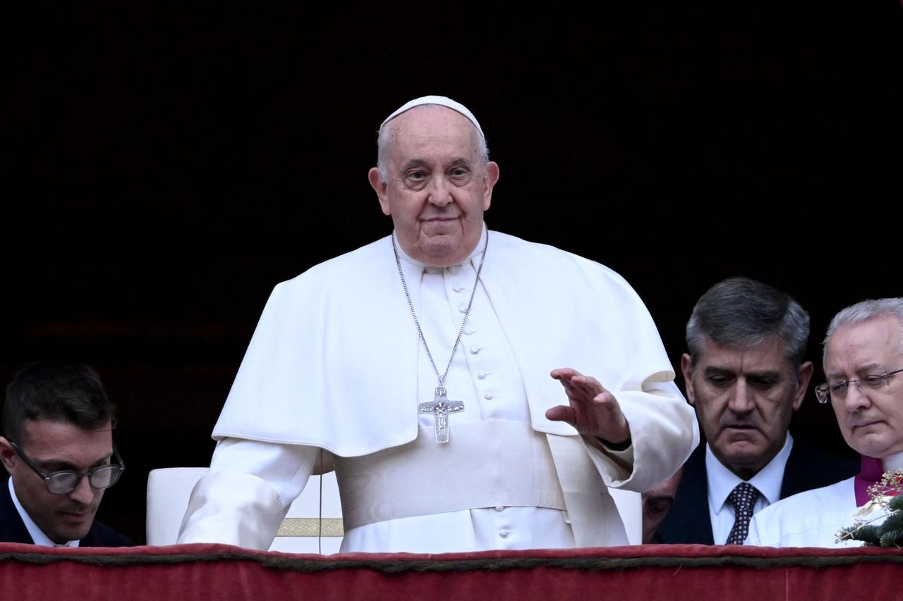 Papst Franziskus beim Segen Urbi et Orbi am Sankt Petersdom in Rom. 