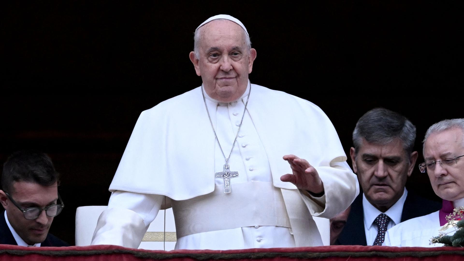 Papst Franziskus steht an einem Fenster im Petersdom in Rom und gibt den Segen "Urbi et Orbi".