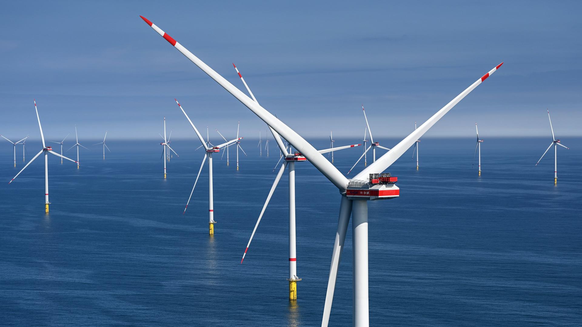 Niedersachsen, Emden: Der Offshore-Windpark "He Dreiht" von EnBW entsteht rund 85 Kilometer nordwestlich von Borkum und 110 Kilometer westlich von Helgoland. Niedersachsen, Emden: Der Offshore-Windpark "He Dreiht" von EnBW entsteht rund 85 Kilometer nordwestlich von Borkum und 110 Kilometer westlich von Helgoland.