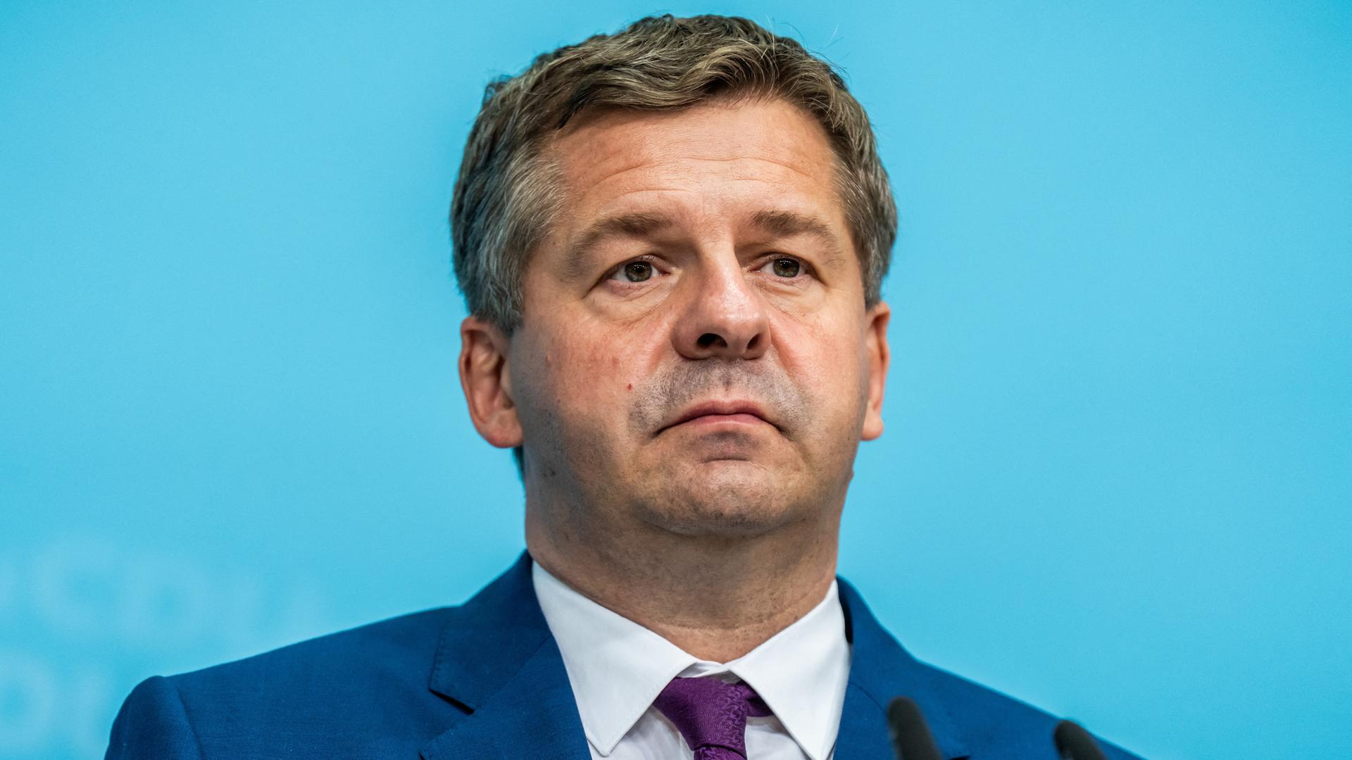 Sven Schulze, Ministerpräsident von Sachsen-Anhalt, nimmt nach der Sitzung des CDU-Bundesvorstands im Konrad-Adenauer-Haus an einer Pressekonferenz teil. Sven Schulze, Ministerpräsident von Sachsen-Anhalt, nimmt nach der Sitzung des CDU-Bundesvorstands im Konrad-Adenauer-Haus an einer Pressekonferenz teil.
