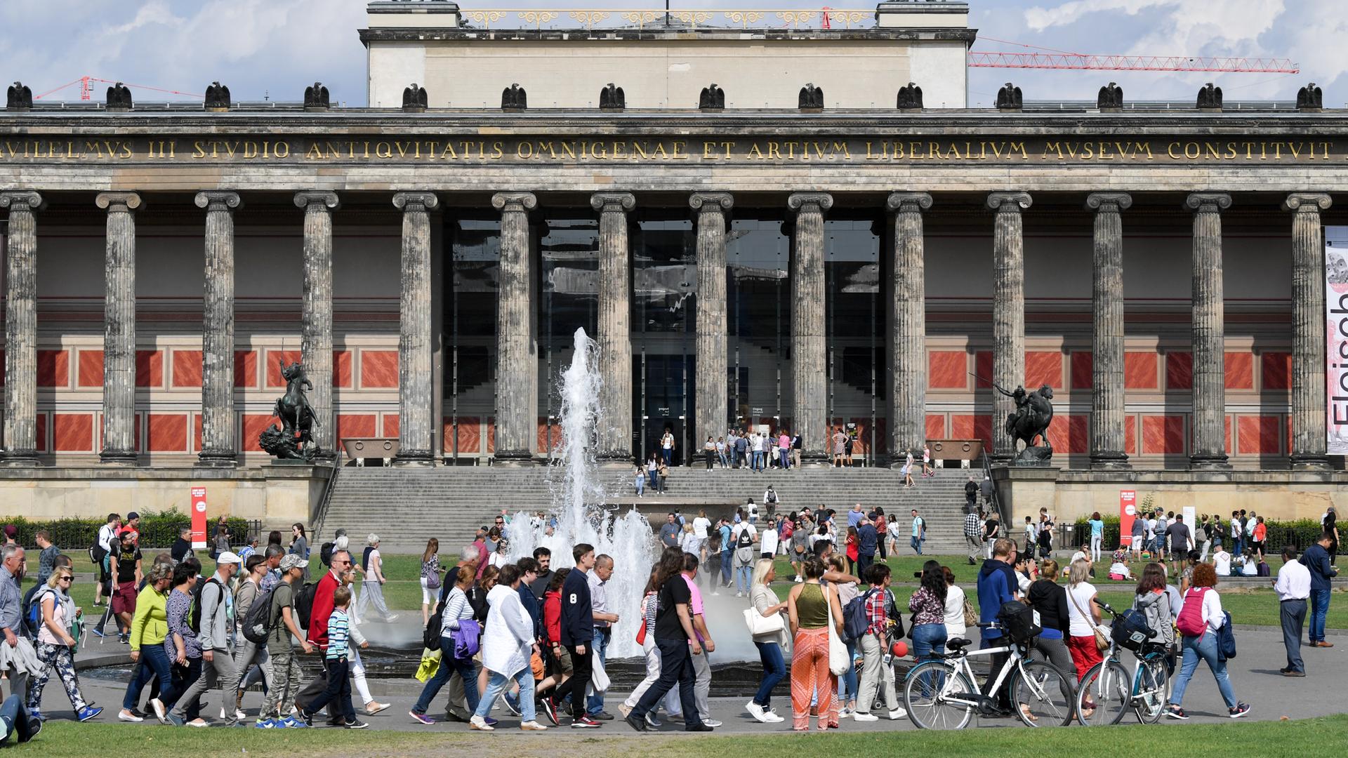 Zahlreiche Menschen spazieren bei sonnigen Wetter durch den Lustgarten in Berlin Mitte Zahlreiche Menschen spazieren bei sonnigen Wetter durch den Lustgarten in Berlin Mitte