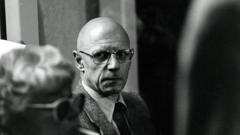 Michel Foucault (1926-1984) blickt in Richtung der Kamera auf einer Aufnahme von ca. 1982.