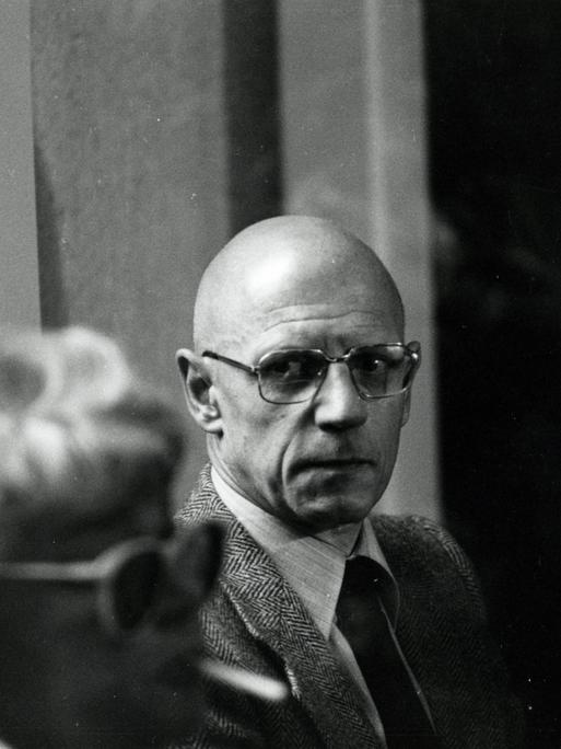 Michel Foucault (1926-1984) blickt in Richtung der Kamera auf einer Aufnahme von ca. 1982.