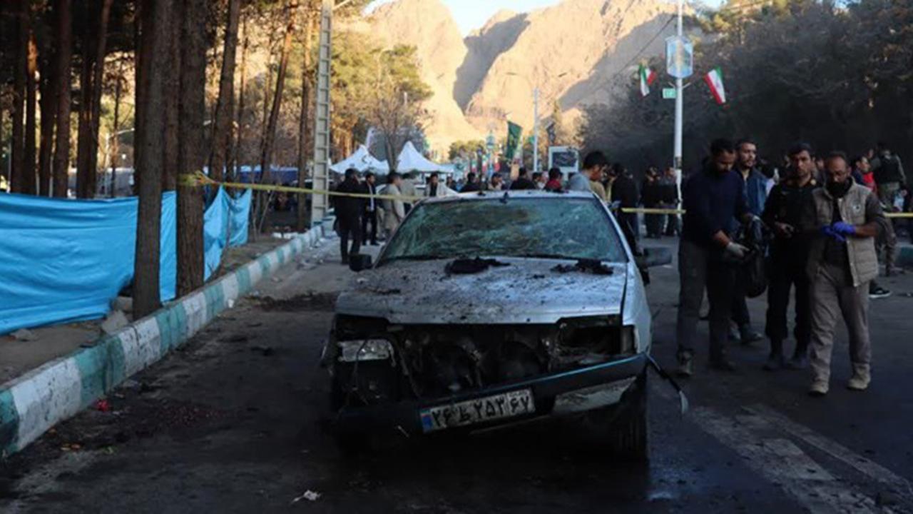 Am Ort einer Explosion im iranischen Kerman ist ein zerstörtes Auto zu sehen.