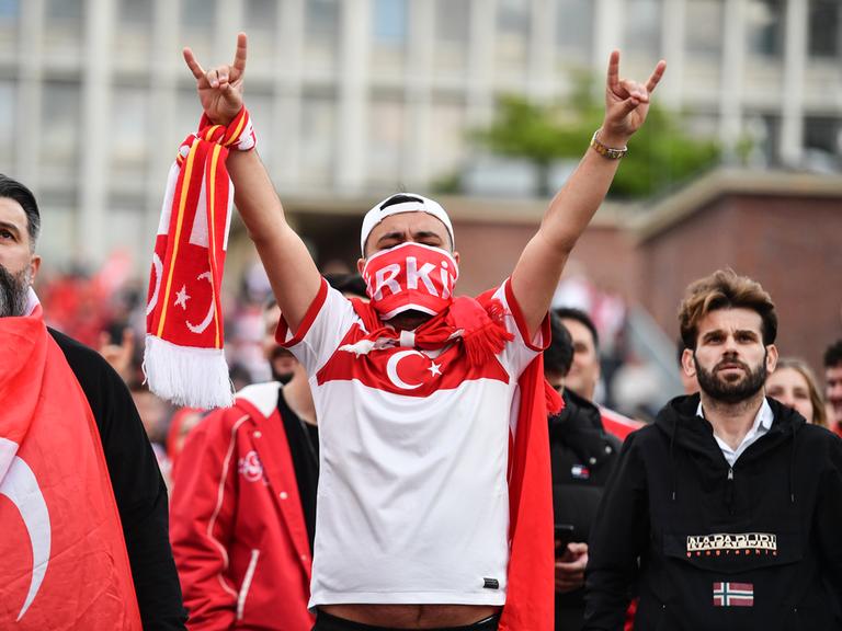 Ein türkischer Fan zeigt den Wolfsgruß.
