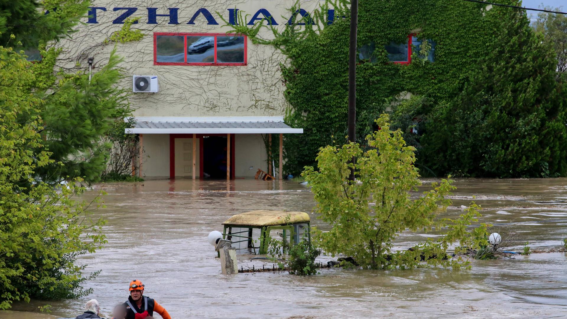 Griechenland - Region Thessalien, katastrophale Überschwemmungen nach schwerem Sturm und riesigen Wassermassen durch Regenfälle. Momentaufnahme bei der Rettung von Bürgern im Raum Larissa, 6. September 2023.