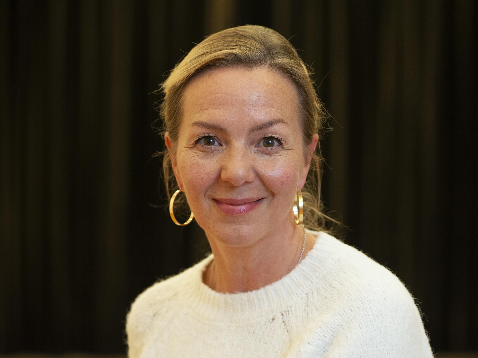 Portraitfoto von Simone Buchholz, die in die Kamera lächelt.