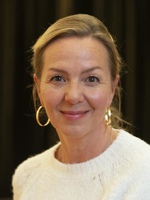 Portraitfoto von Simone Buchholz, die in die Kamera lächelt.
