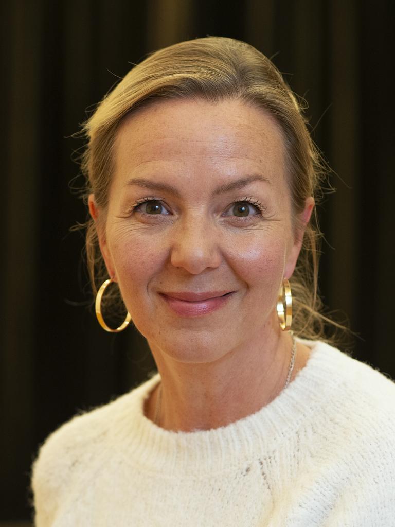 Portraitfoto von Simone Buchholz, die in die Kamera lächelt.