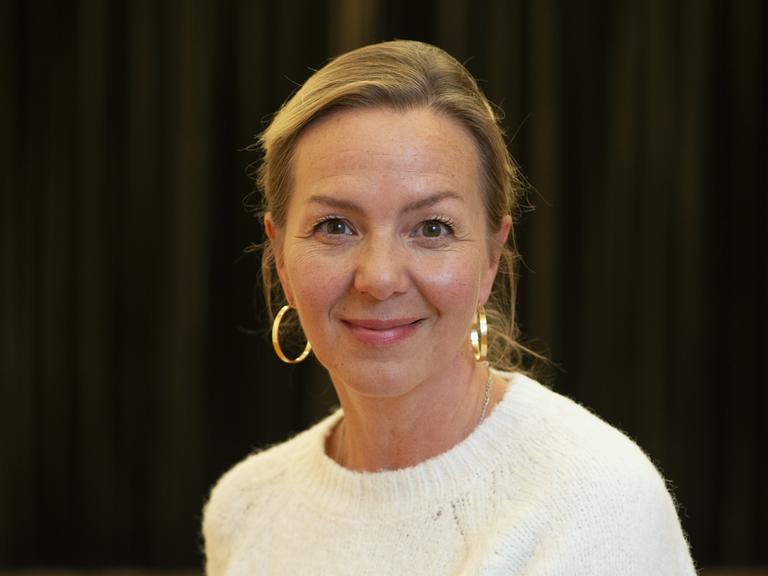 Portraitfoto von Simone Buchholz, die in die Kamera lächelt.