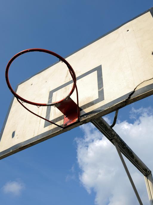 Ein beschädigter Basketballkorb auf einem Schulhof
