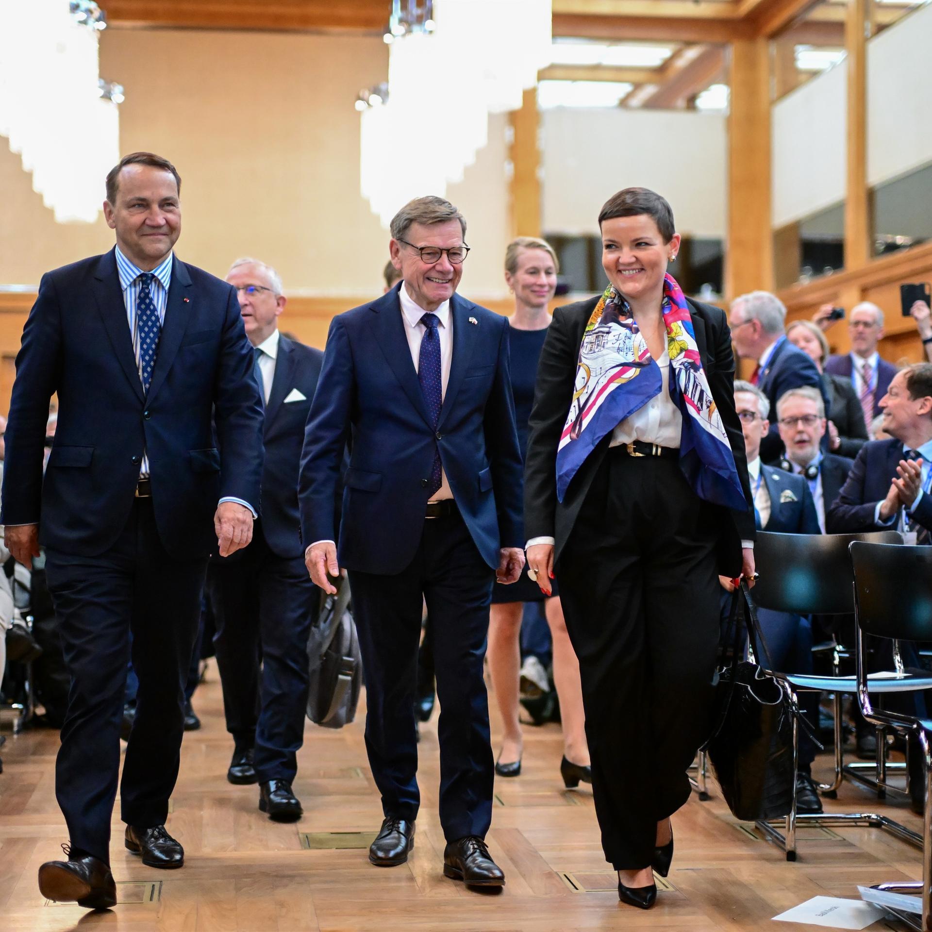 Berlin: Radoslaw Sikorski (l-r), Außenminister von Polen, Johann Wadephul (CDU), Außenminister, und Marta Cienkowska, Kulturministerin von Polen, kommen während des Deutsch-Polnischen Forums im Auswärtigen Amt in den Saal. 