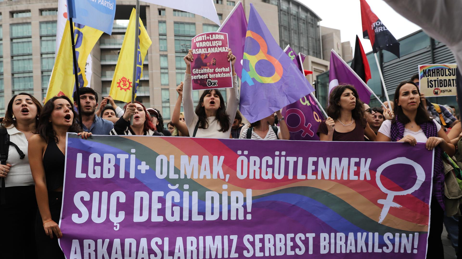 Türkei, Istanbul: Unterstützer der LGBTQ+-Rechte halten Banner und Fahnen vor dem Gerichtsgebäude Çaglayan. 