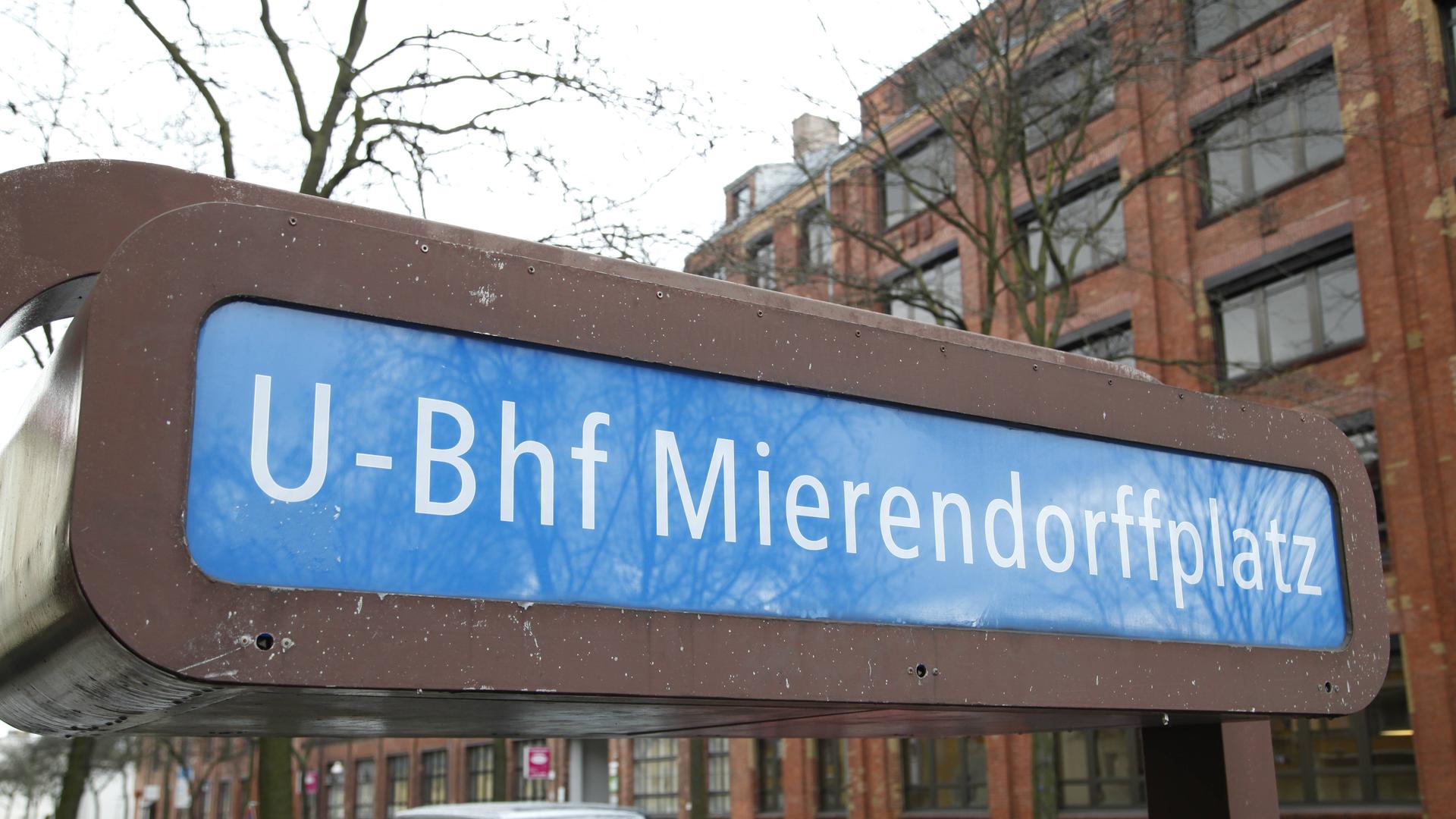 Die U-Bahnstation am Mierendorffplatz im Berliner Ortsteil Charlottenburg - benannt nach dem sozialdemokratischen Politiker und Wissenschaftler Carlo Mierendorff
