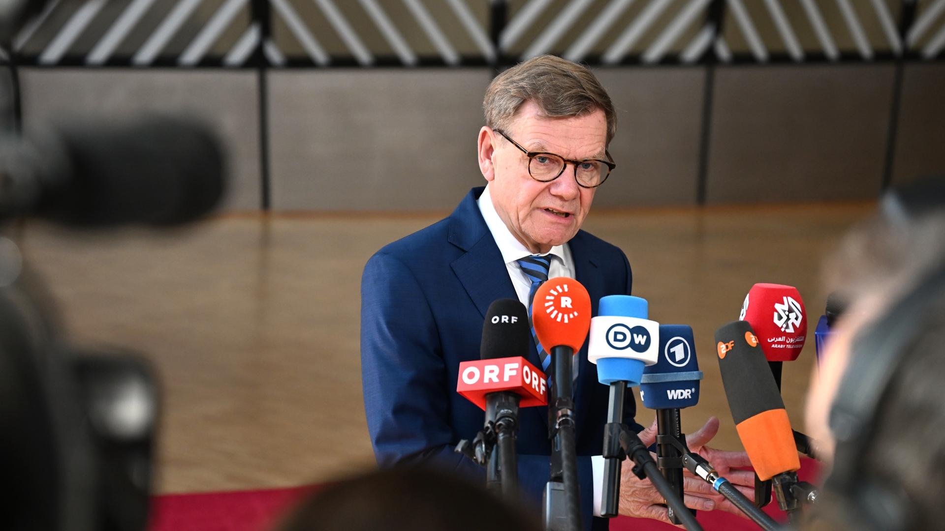 Belgien, Brüssel: Johann Wadephul, Bundesaußenminister, gibt auf dem Flur des Europäischen Rates ein Interview vor dem Treffen der Außenministerinnen und Außenminister der EU-Staaten. 