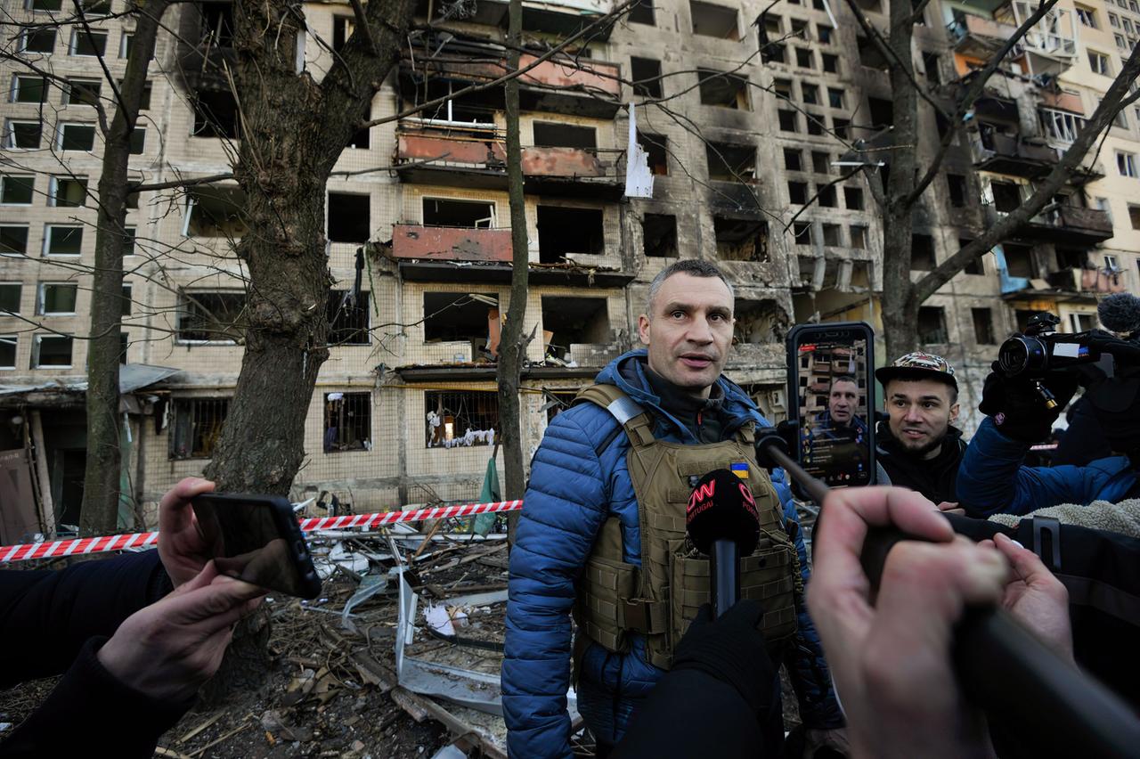 Kiews Bürgermeister Vitaliy Klitschko spricht mit den Medien in der Nähe eines Wohnhauses, das von der russischen Armee beschossen wurde.(Archivbild)