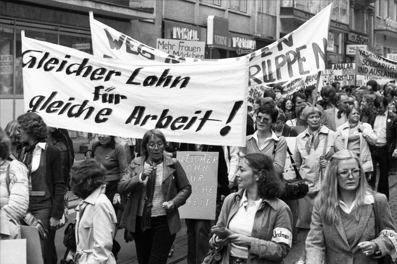 Mehrere tausend Frauen und einige Männer demonstrieren nach einem Aufruf des DGB 1978 in Mainz gegen Lohndiskriminierung, Arbeitslosigkeit und für Lohngleichheit.