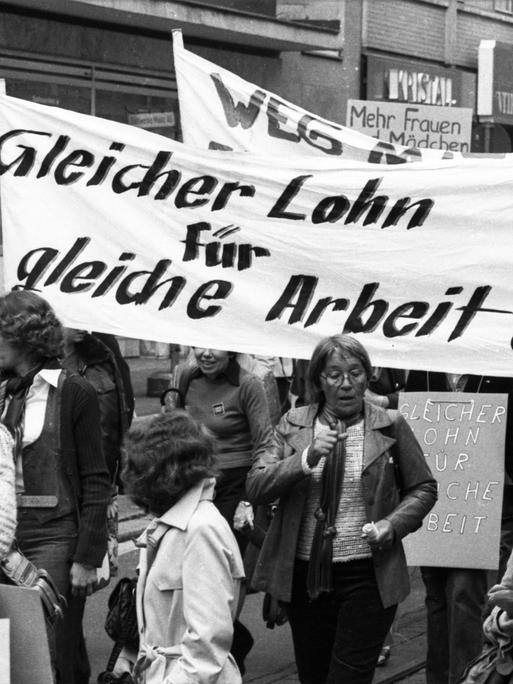 Mehrere tausend Frauen und einige Männer demonstrieren nach einem Aufruf des DGB 1978 in Mainz gegen Lohndiskriminierung, Arbeitslosigkeit und für Lohngleichheit.