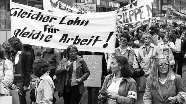 Mehrere tausend Frauen und einige Männer demonstrieren nach einem Aufruf des DGB 1978 in Mainz gegen Lohndiskriminierung, Arbeitslosigkeit und für Lohngleichheit.