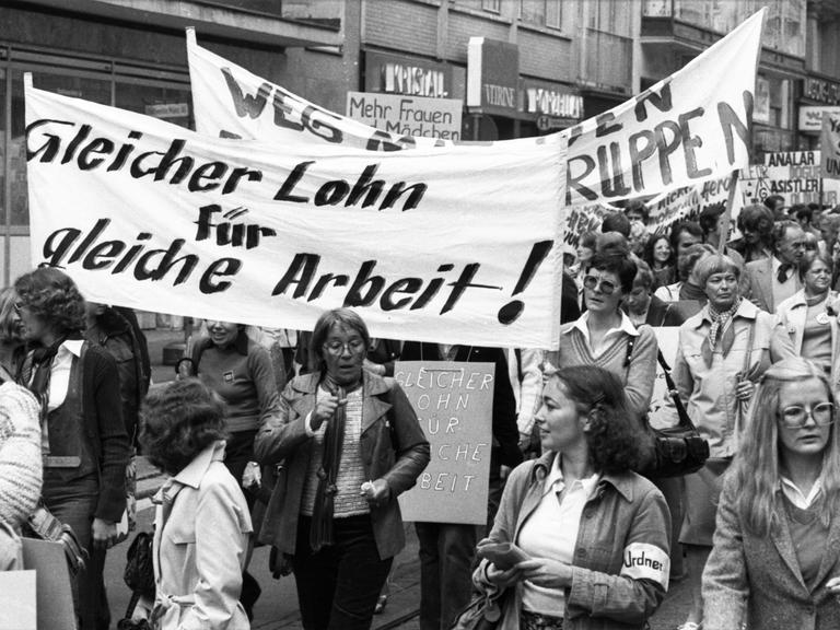 Mehrere tausend Frauen und einige Männer demonstrieren nach einem Aufruf des DGB 1978 in Mainz gegen Lohndiskriminierung, Arbeitslosigkeit und für Lohngleichheit.