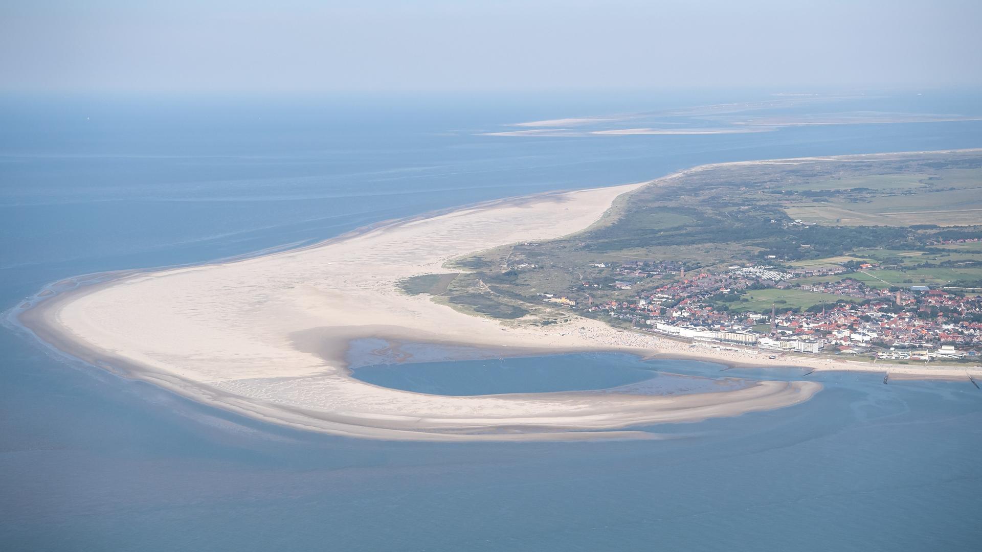 Die ostfriesische Insel Borkum in der Nordsee von oben gesehen. Die ostfriesische Insel Borkum in der Nordsee von oben gesehen.