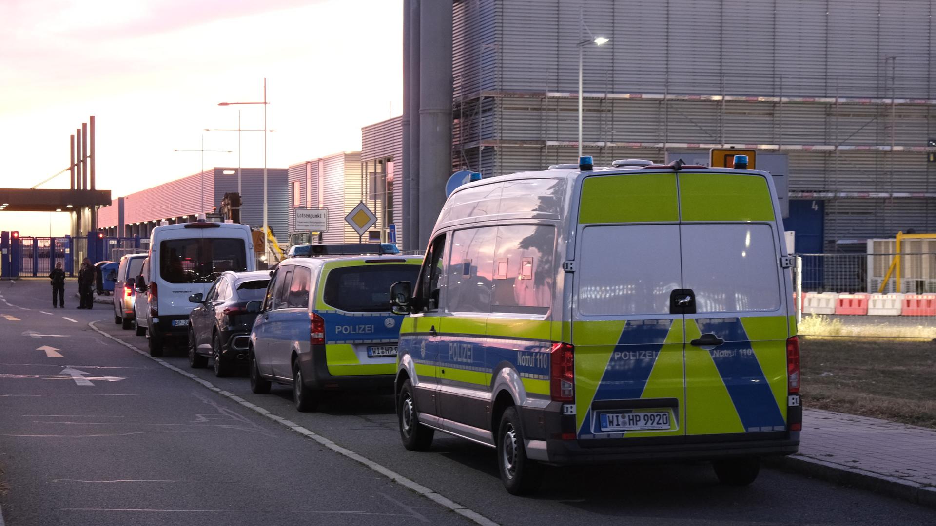 Sachsen, Schkeuditz: Einsatzfahrzeuge der Polizei stehen am Flughafen Leipzig-Halle. Sachsen, Schkeuditz: Einsatzfahrzeuge der Polizei stehen am Flughafen Leipzig-Halle.