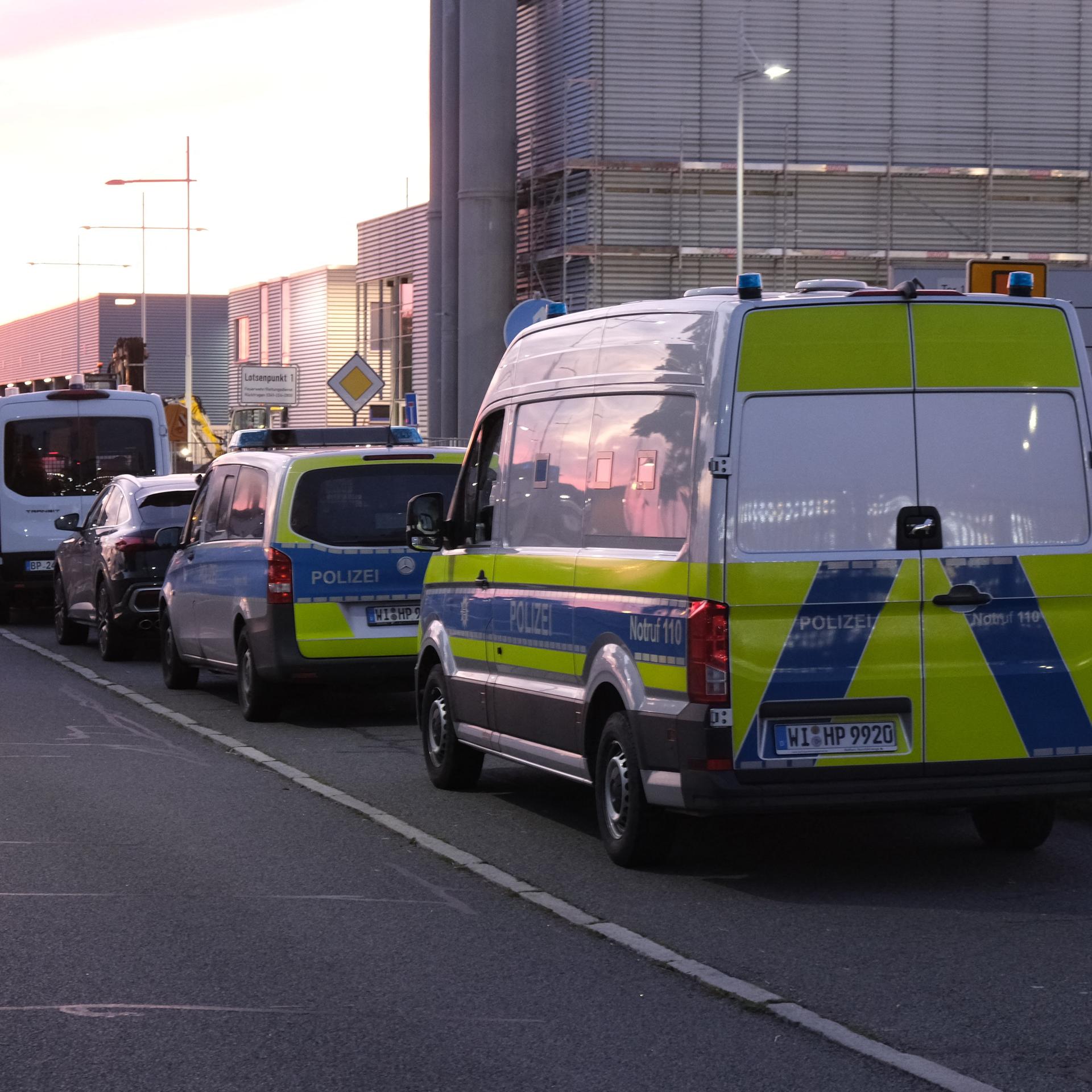 Sachsen, Schkeuditz: Einsatzfahrzeuge der Polizei stehen am Flughafen Leipzig-Halle.
