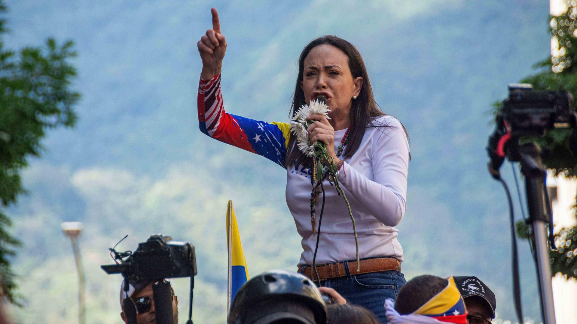 Die Oppositionsführerin María Corina Machado erscheint bei einer von ihr einberufenen Kundgebung der Opposition in den Straßen von Caracas. Die Oppositionsführerin María Corina Machado erscheint bei einer von ihr einberufenen Kundgebung der Opposition in den Straßen von Caracas.