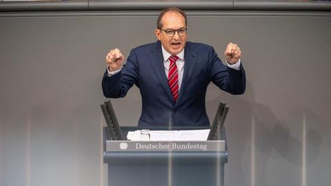 Das Bild zeigt den CSU-Poltiker Alexander Dobrindt am Rednerpult des Bundestags.