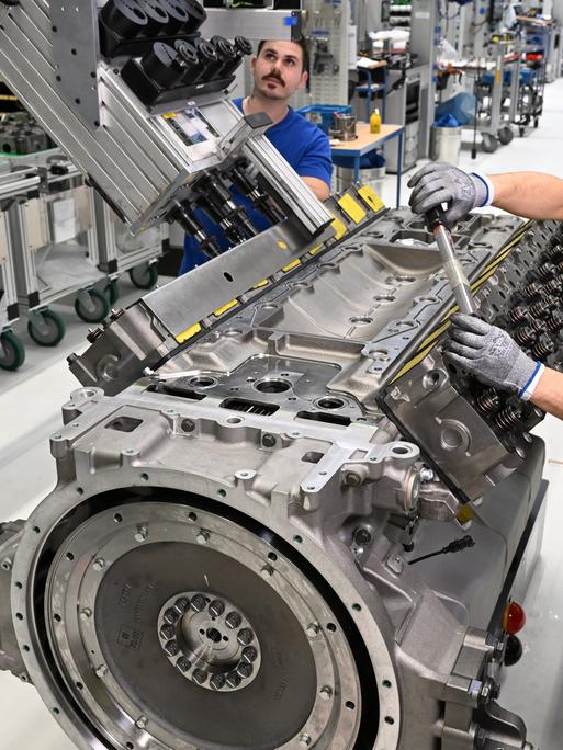 Mitarbeiter von Rolls Royce Power Systems bauen in ihrem Werk Motoren zusammen. 