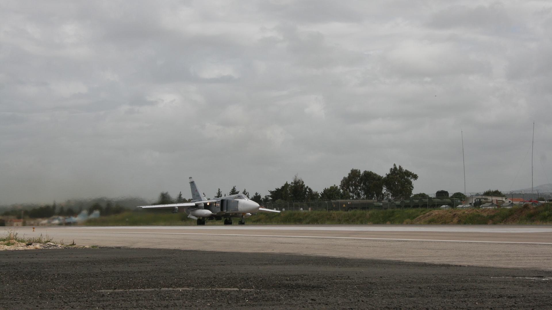 Ein russischer schwerer Bomber vom Typ Suchoi Su-24 startet von der Luftwaffenbasis Hamaimim in Syrien zum Einsatz. 
