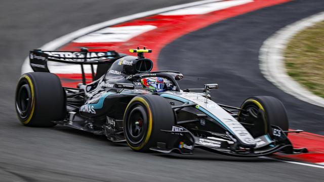 Rennfahrer Kimi Antonelli im Mercedes während einem Rennen auf der Strecke