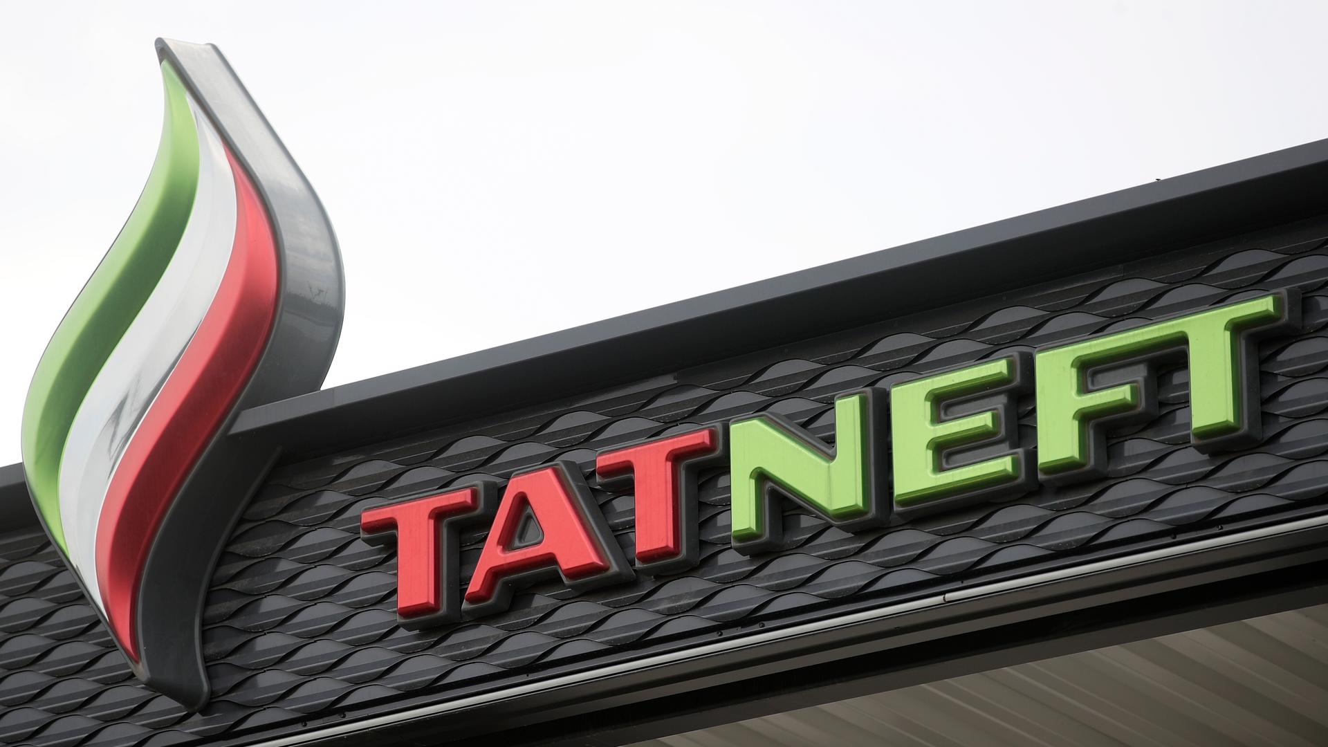 Das Logo an einer Tatneft-Tankstelle in Russland