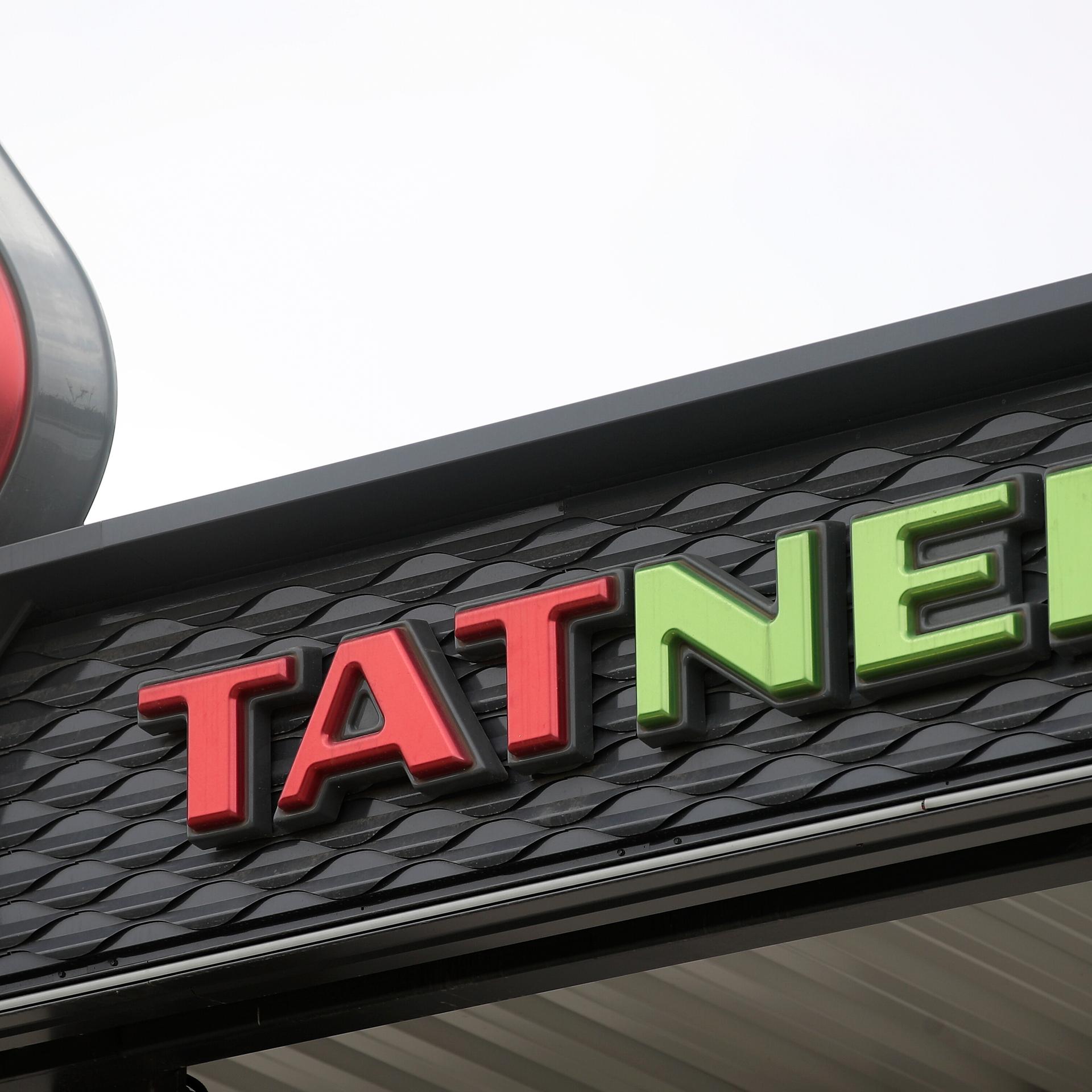 Das Logo an einer Tatneft-Tankstelle in Russland