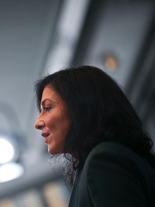 Katherina Reiche (CDU), Bundesministerin für Wirtschaft und Energie, seitlich von unten fotografiert Katherina Reiche (CDU), Bundesministerin für Wirtschaft und Energie, seitlich von unten fotografiert