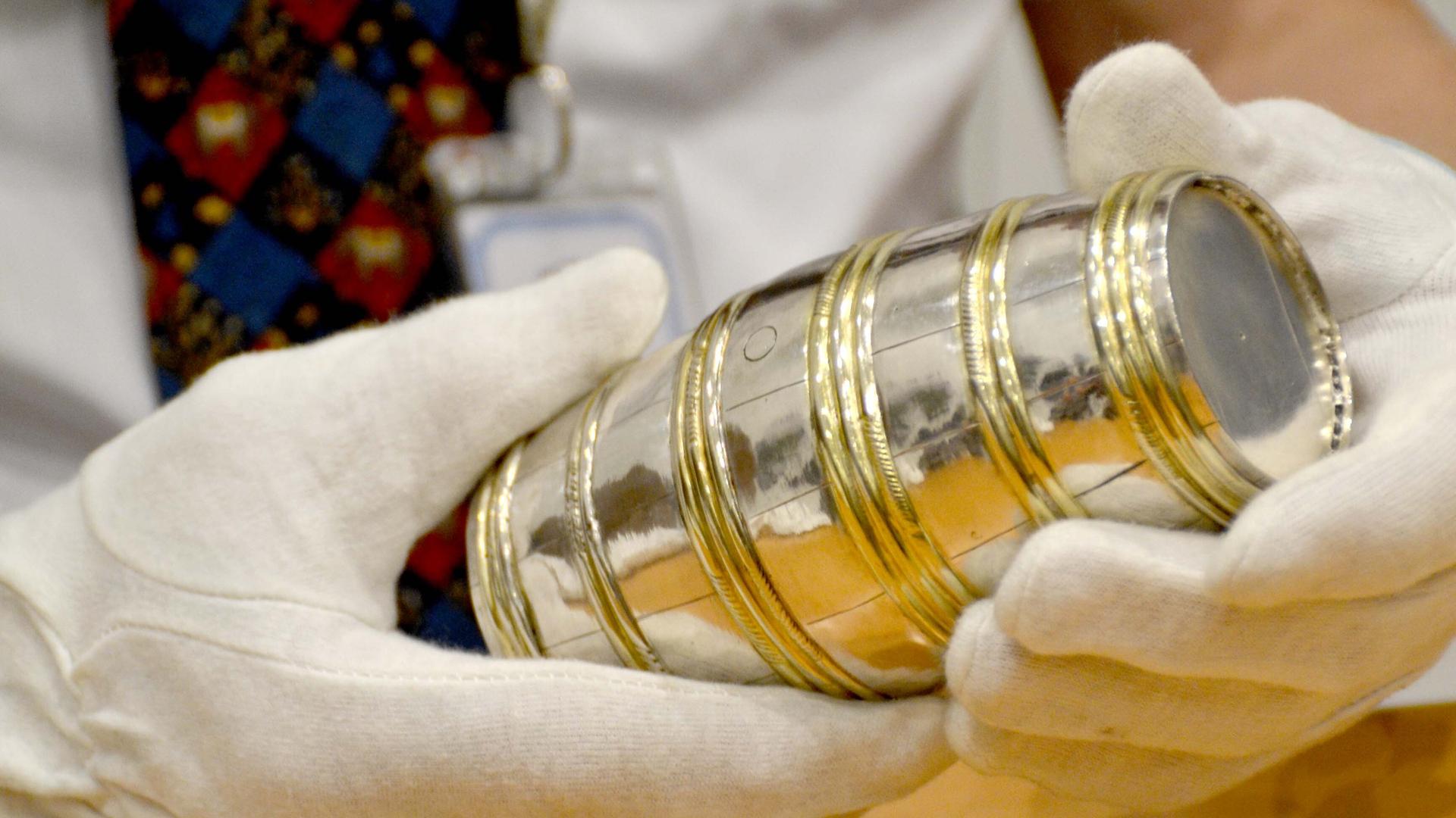 Matthias Weniger, Leiter der Provenienzforschung des Bayerischen Nationalmuseums, hält zwei in der NS-Zeit geraubte Silberbecher in der Hand. Das Museum hat mehrere in der NS-Zeit geraubte Silberobjekte an jüdische Nachfahren der Besitzer zurückgegeben.  Matthias Weniger, Leiter der Provenienzforschung des Bayerischen Nationalmuseums, hält zwei in der NS-Zeit geraubte Silberbecher in der Hand. Das Museum hat mehrere in der NS-Zeit geraubte Silberobjekte an jüdische Nachfahren der Besitzer zurückgegeben.