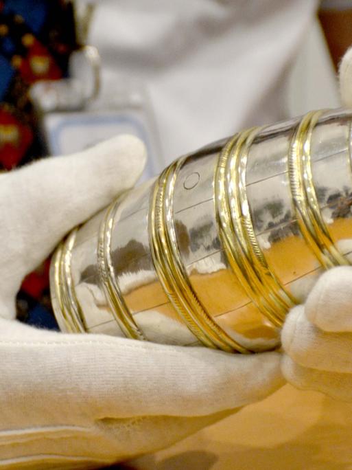 Matthias Weniger, Leiter der Provenienzforschung des Bayerischen Nationalmuseums, hält zwei in der NS-Zeit geraubte Silberbecher in der Hand. Das Museum hat mehrere in der NS-Zeit geraubte Silberobjekte an jüdische Nachfahren der Besitzer zurückgegeben.  Matthias Weniger, Leiter der Provenienzforschung des Bayerischen Nationalmuseums, hält zwei in der NS-Zeit geraubte Silberbecher in der Hand. Das Museum hat mehrere in der NS-Zeit geraubte Silberobjekte an jüdische Nachfahren der Besitzer zurückgegeben.