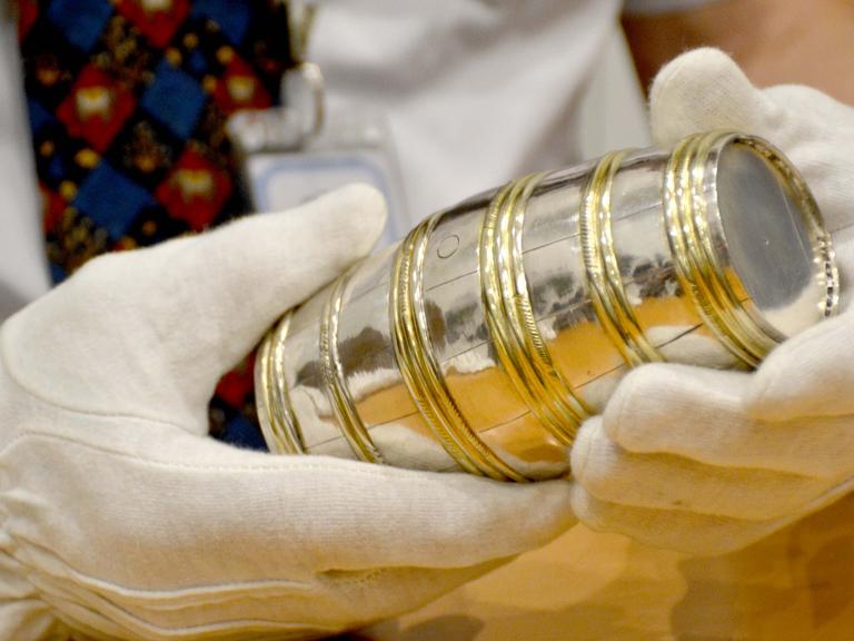 Matthias Weniger, Leiter der Provenienzforschung des Bayerischen Nationalmuseums, hält zwei in der NS-Zeit geraubte Silberbecher in der Hand. Das Museum hat mehrere in der NS-Zeit geraubte Silberobjekte an jüdische Nachfahren der Besitzer zurückgegeben.  Matthias Weniger, Leiter der Provenienzforschung des Bayerischen Nationalmuseums, hält zwei in der NS-Zeit geraubte Silberbecher in der Hand. Das Museum hat mehrere in der NS-Zeit geraubte Silberobjekte an jüdische Nachfahren der Besitzer zurückgegeben.