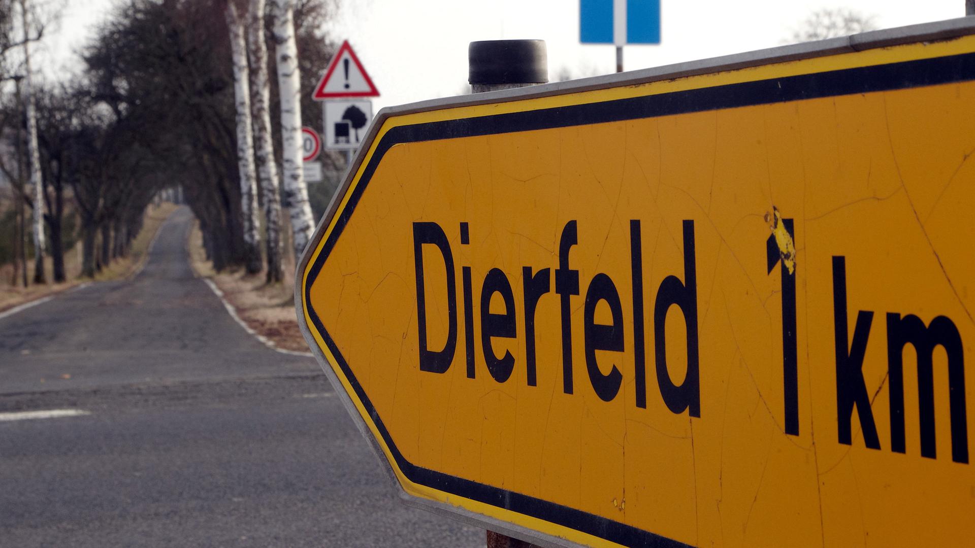 Ein Schild weist den Weg zur Gemeinde Dierfeld im Kreis Bernkastel-Wittlich