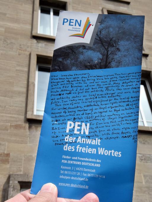 Ein Informationsblatt wird vor die Geschäftsstelle des deutschen PEN-Zentrums im Literaturhaus in Darmstadt gehalten.