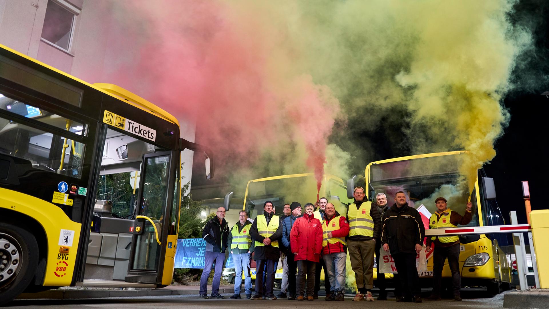 Berlin: Streikende BVG-Mitarbeiter stehen mit qualmenden Leuchtfackeln in den Händen an der Zufahrt zum Betriebshof in der Siegfriedstraße. Berlin: Streikende BVG-Mitarbeiter stehen mit qualmenden Leuchtfackeln in den Händen an der Zufahrt zum Betriebshof in der Siegfriedstraße.