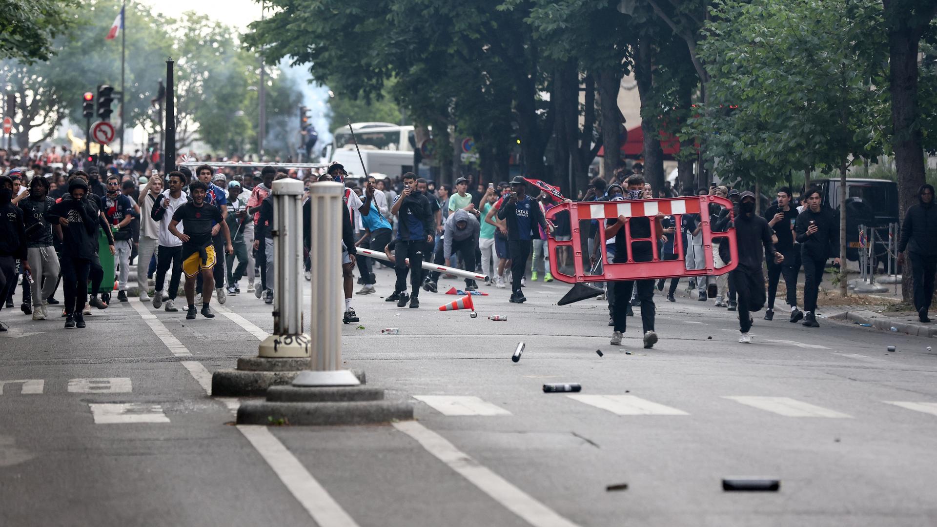 Zusammenstöße zwischen Fans und der Polizei in Paris in der Nähe der Champs-Elysees am Tag nach dem Champions-League-Sieg von Paris St. Germain.